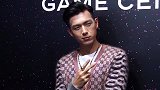 李现新剧开机搂魏大勋合影 穿白衬衫戴渔夫帽笑容灿烂