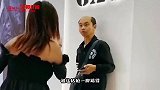 搞笑视频：哥们儿看你这眼神 莫非从按摩院里出来的