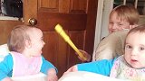 哥哥喂妹妹吃玩具，两个妹妹都不能少，真是太会玩了！