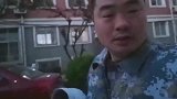 老三和工友在海岛的大桥上夜钓，海鱼疯狂上钩，鱼竿都拉弯了