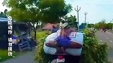 惊呆了！国外男子硬核骑车！既是司机又是乘客还是打包绳！