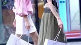 骨感美女同闺蜜逛街，大长腿是标配