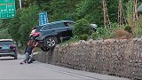 半路遇到一辆车卡在路坎进退两难，众人施援手得以脱困