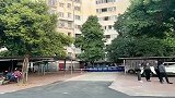 七旬老太抱狗坠楼身亡 老伴在家被砍多刀满脸是血