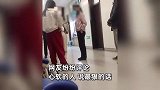 20岁女孩为情吞药欲轻生，事后又怕疼不洗胃，家人“狠心”教育太揪心