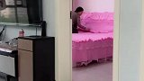 婆婆新买的床单边铺边说好看