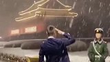 退伍军人天安门遇到站岗军人，接下来的这一幕，无数人为之动容！