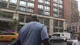 奥尼尔这么大的个子，竟然开一辆smart....