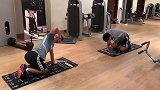 认真备战亚洲杯 长友佑都与队友健身房加练