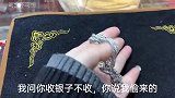 老公和朋友喝酒金项链换银项链，女子来鉴定，谁知是七十克铂金链