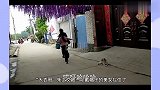 大衣哥屁股被踢了好几脚，美女拽住朱之文衣服拍视频