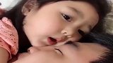 这才是真正的小情人，连睡觉都缠着爸爸，还想把为娘挤走，太气人