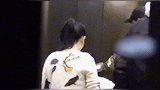 肖战惨遭网络暴力后首现身，全副武装低头疾走，神态慌张一脸不悦