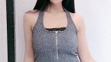 美女深V短裤十分性感，显得很有气质