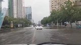 雨后大水中国产越野车为后车开道