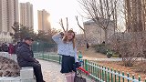 他开140迈来见你，30迈送你回家，看上的东西都给你买！提的要求都能做到！我是说你该爱上这样的人！一起晒太阳