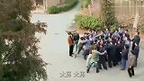 来宝要教训闹事工人，薛斌前来阻止，谁料却被挨打