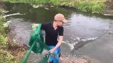 小伙捞到一网鱼，可看到鱼嘴里吐出的东西，小伙却将鱼放生了！