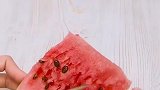 切西瓜的正确方式来了，看完视频的你学会了吗？快去试试吧