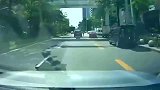 小姐姐，你以为这是在T台走秀呢？