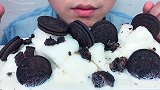 吃冰冻奥利奥旺仔牛奶冰，听不同的咀嚼音！