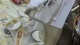 女子对刚端上桌的火锅锅沿进行擦拭一圈后，惊呼：我的天啊！