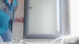 实拍空调安装工作，竟然是个女人在干，这一幕震惊我了！