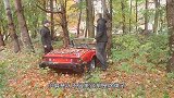 遗弃在森林中的废弃跑车，老外一顿霍霍后，瞬间成为一路焦点！