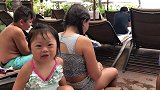被外国人收养的3个中国孩子，去夏威夷度假，过上快乐人生！