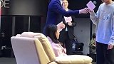 金瀚参加活动，台上教小哥哥“撩”沙发的小姐姐，我“酸”了！