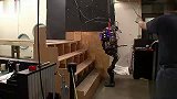 美国防部研发最新机器人可跑步爬楼梯