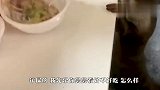 女主人在家睡懒觉，水獭跟着钻进被窝，下一秒千万别笑