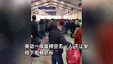 座位空着也不让坐？男子火车站怒斥工作人员，工作人员：这是老弱病残专座