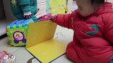 双胞胎主动抱书要看，兄妹眼疾手快，书惨遭毒手，爸爸崩溃又无奈