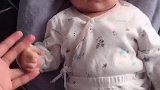 生孩子如果不拿来玩就太可惜了，所以妈妈喜欢每天都这么逗宝宝！