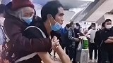 背母孝子，孝心小伙背着母亲等着去打工