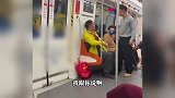 地铁内争吵“神操作”，男子突然掀起衣服秀腹肌，大爷扎心回复
