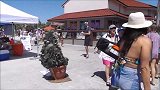 假扮草人坐在木桶上捉弄路人，路人被吓一跳