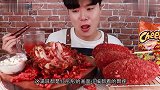 这才是爆辣金针菇，小姐姐大口大口吞，小编看的一阵胃疼