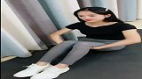 美女小姐姐这样的锻炼方式，据说能够让小腿消瘦，确实不错哦