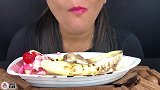 美女试吃经典香蕉船冰淇淋、各式巧克力零食