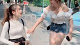 活了20年，第一次看到有人骑行李箱的。