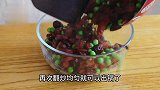 想吃肉粽就试试这个新口味，青豆腊味咸粽，糯香好吃，做法又简单