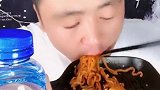 现在吃火鸡面不秒都不过瘾，看大哥大口吃面的样子，真是爽啊！