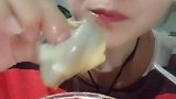 吃货吃海螺，蘸点辣椒油吃味道棒棒哒！