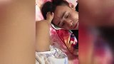 宝宝用脚蹂躏爸爸的嘴，爸爸苦不堪言！