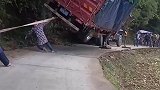 后面这俩大哥有点虎啊，紧紧挨着大卡车，还是要小心为上啊
