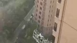 天津：3名工人高空作业突遇大风，吊篮在空中摇摆砸向外墙