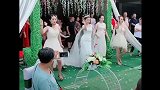 结婚现场，新娘带着伴娘跳舞非常美丽，没有点才艺真的不敢结婚