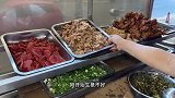 福建泉州特色酸菜面，2荤1素1碗15块，大叔做40年从摆摊到开店